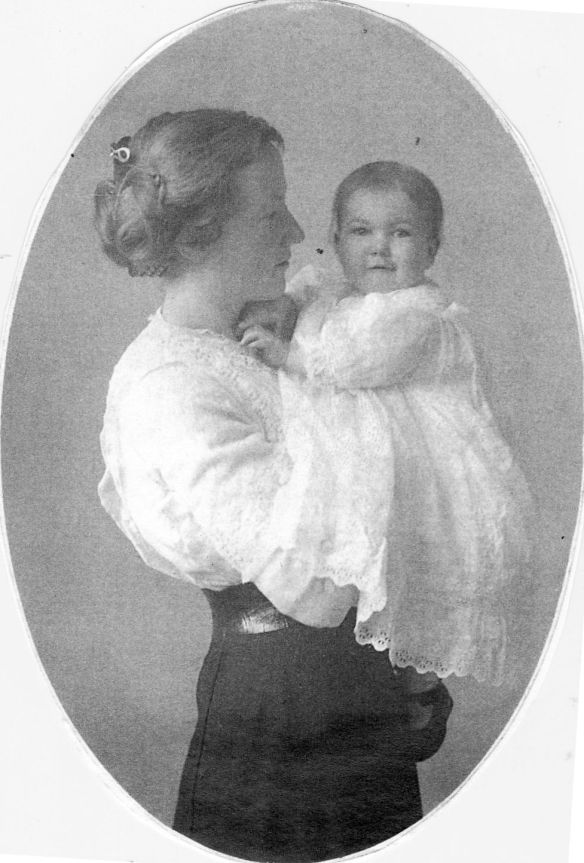 Marguerite Wilcox Bronson with baby, Beth